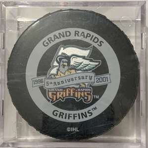 GRAND RAPIDS GRIFFINS, IHL HOCKEYMANNSCHAFT, HOCKEY PUCK, NEU, IM KLARSICHTKOFFER - Bild 1 von 2