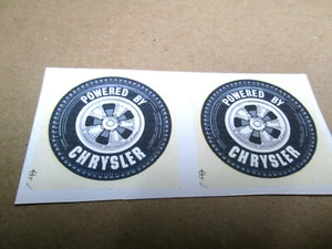 1-1/2" x 1-1/2" PAAR POWERED BY CHRYSLER HOT ROD RENNEN WASSERRUTSCHE SPIELZEUG AUFKLEBER - Bild 1 von 3