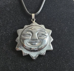 Hämatit Stein Sonne Halskette grau schwarz an einer Kordel mit Verschluss Anhänger  - Bild 1 von 4