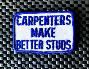 TISCHLER MACHEN BESSER NIETEN BESTICKT NUR AUFNÄHEN PATCH LUSTIG 2 3/4" x 2" Neu aus altem Lagerbestand - Bild 1 von 2