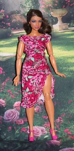 Kleid für Barbie Curvy Looks Signature und Schuhe. - Bild 1 von 2