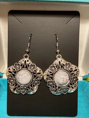 Bonitos pendientes colgantes de gancho calados de howlita redondos de plata para joyería de moda Foto 1 de 3