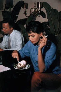 Italian actress Sophia Loren eats ice cream 1958 Old Photo - Picture 1 of 1