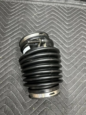 2011 Cadillac DTS 4.6L engine air cleaner outlet duct intake hose tube 21999614 - Image 1 of 4