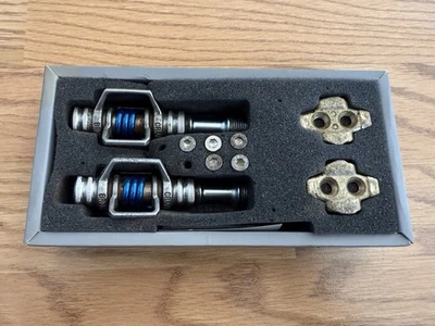 Pedais de bicicleta MTN crankbrothers Eggbeater SL sem clipe 9/16" 2 parafusos prata azul - Imagem 1 de 4