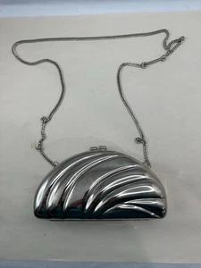 Vintage silberfarbene Clamshell Style Handtasche, Hartschalen Geldbörse mit Kette - Bild 1 von 8