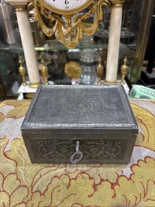ancien coffret boite en metal argenté repoussé a decor scene de diner - Picture 1 of 4