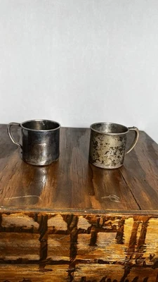 Tazas de bebé Tudor pequeñas con asas detalladas Foto 1 de 4