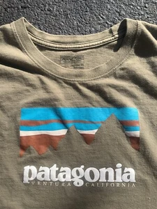 Men’s Patagonia Long Sleeve Shop Sticker T Shirt Fatigue Green Size XXL - Picture 1 of 6