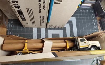 Camión y remolque Ertl John Deere International para madereros de servicio pesado con troncos de madera Foto 1 de 4