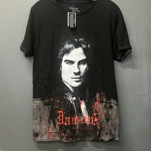 NUEVO CON ETIQUETAS Camiseta The Vampire Diaries Adulto Damon Nombre Sangriento Talla M - Imagen 1 de 5