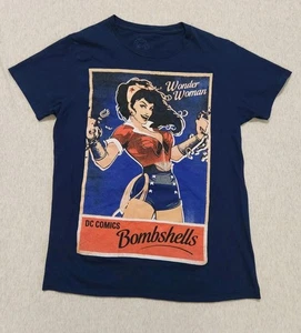Camisa DC Wonder Woman Bombshells Mujer Mediana Azul Retro Pin-Up Niña Superhéroe - Imagen 1 de 5