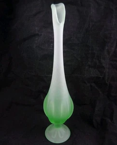 Jarrón oscilante verde primavera satinado épico MCM de vidrio vikingo vintage de 11,5" - Imagen 1 de 8
