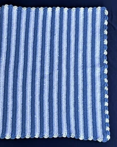 Handgefertigte Babydecke gestreift weiß und blau Farbe Größe 22" x 41" - Bild 1 von 11