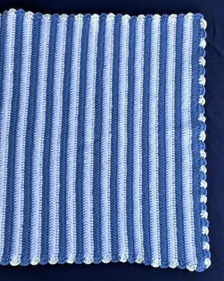 Manta bebé hecha a mano a rayas color blanco y azul talla 22" x 41"   Foto 1 de 4
