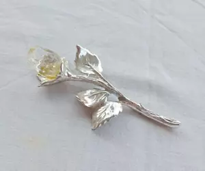 BOCCIOLO DI ROSA DECORATIVO METALLO COLOR ARGENTO E VETRO (s11) - Foto 1 di 6