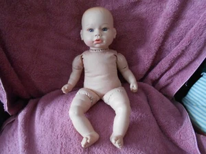 2018 14" Madam Alexander Tuch + Vinal Babypuppe violette Augen winziger Fleck ^ linkes Auge - Bild 1 von 6