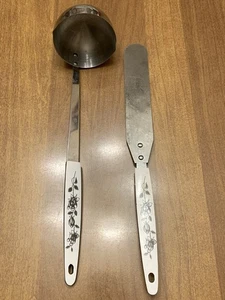 2 MCM Vintage Edelstahl Utensilien Set Schwarz Weiß Rosen Streuer & Schöpfkelle - Bild 1 von 4