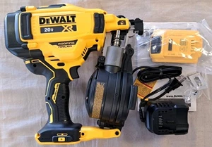 DEWALT DCN45RN Kit chiodatrice per tetti senza fili 20 Volt MAX agli ioni di litio 15 gradi - Foto 1 di 2