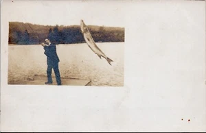 RPPC c1904 Hombre Luchando Pez Saltador - Imagen 1 de 2