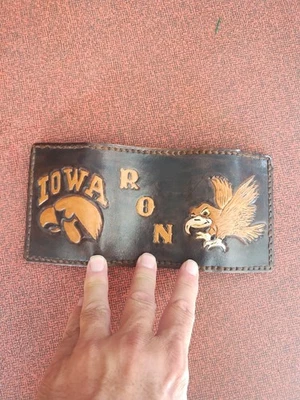 Iowa Hawkeyes Triple Plegable Cuero Tooled Cartera Marrón Dorado TigerHawk RON  Foto 1 de 4