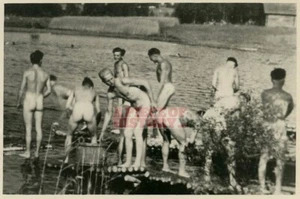 FOTO ORIGINAL DE DESNUDOS ALEMANES DE LA SEGUNDA GUERRA MUNDIAL SOLDADOS DESNUDOS DESNUDOS BAÑÁNDOSE - Imagen 1 de 1