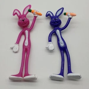 Coniglietto coniglietto pieghevole in plastica vintage con carota 5,5" lotto di 2: viola, rosa - Foto 1 di 12