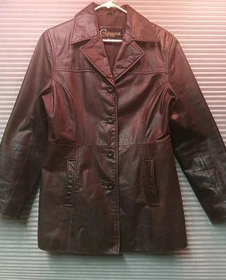 Abrigo ligero mediano Colebrook And Co de cuero marrón con botones para mujer  Foto 1 de 4