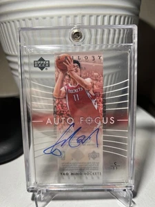 2004 Yao Ming Upper Deck Trilogy Auto Focus Autograph - Picture 1 of 2