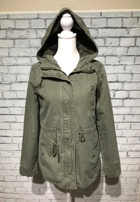 Jaqueta Forever 21, Junior S, verde exército militar com zíper e fecho de pressão com capuz - Imagem 1 de 4