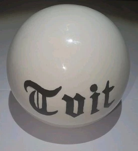 Vintage 70er Schreibtisch Deko weiß Kugel Kugel "Tvit" Blackletter Schrift Briefbeschwerer - Bild 1 von 8