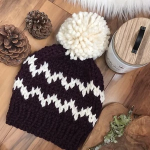 NEU Gestrickte handgefertigte Damen Bommel Beanie Mütze Kappe Haube warm weich tief lila - Bild 1 von 3