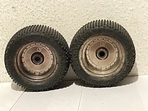 Zwei Hinterräder Kyosho Scorpion XXL-1:7 /17mm Sechskannt-Mitnehmer. - Bild 1 von 11