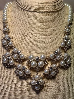 Collar Macy’s Nuevo con Etiquetas $69.50 Minorista Imitación Perla y Diamante Oro Declaración Racimo Foto 1 de 4