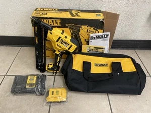 DEWALT DCN650D1 XR 20V Max Ioni di Litio 15GA Kit Chiodatrice Finitura Angolare Nuovo - Foto 1 di 12
