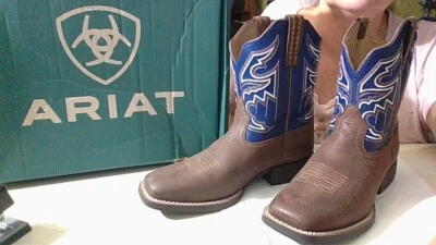NUEVO BOTAS VAQUERAS ARIAT TALLA 3 EUR 34 Pluma Clasificadora Adobe Choc/Azul Marino con Caja Foto 1 de 4