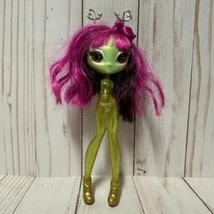 Bambola Novi Stars Alie Lectric Light Up Alien Girl senza braccia o vestiti 7 pollici - Foto 1 di 10