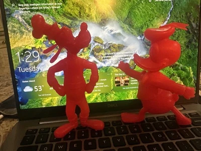 Figuras de juguete rojas de plástico Goofy, el Pato Donald de Walt Disney vintage de los años 70 de Louis Marx Walt Disney Foto 1 de 4