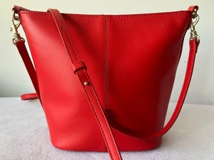 M&S Echtleder Bucket / Cross Body / Hobo Bag in knallrot - Bild 1 von 15