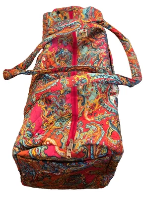 Bolso de viaje Beauty By Boscovs XL multicolor floral acolchado de fin de semana Foto 1 de 4