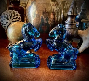 Paar Mid Century Modern LE Smith Buchstützen blau Glas Aufzucht Pferd - Bild 1 von 9