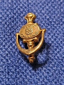 Vintage Avon Calling Door Knocker Gold Tone Tie Tack/Lapel Pin Gift - Picture 1 of 5