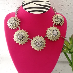 Ann Taylor Cream Droplets Clear Crystal Flower Statement 16" Necklace - Picture 1 of 10