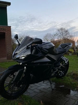 Motorrad, Yamaha YZF-R 125, Schwarz - Bild 1 von 4
