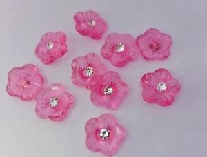 50 Cerise rosa Blumenform Strass Knöpfe 15 mm (5/8") niedriger Schaft Knöpfe - Bild 1 von 2