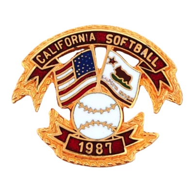 Prendedor de solapa de softbol California 1987 vintage - bandera del estado y bandera de Estados Unidos tono dorado Foto 1 de 4