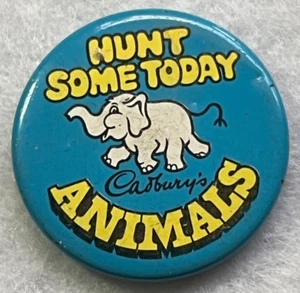 HUNT SOME TODAY CADBURY’S ANIMALS VINTAGE BUTTON PIN BADGE - Bild 1 von 3