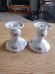 Par De Candelabros Rosa Pintados A Mano De Colección Hechos en Alemania Nombre En La Parte Inferior - Imagen 1 de 12