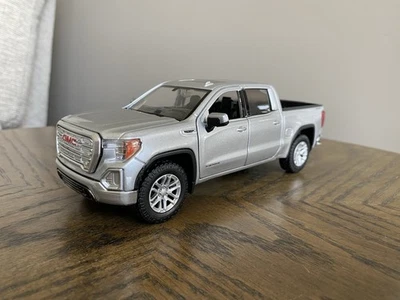 Motormax 1/27 Scale 2019 GMC Sierra 1500 SLT Crew Cab Silver - Image 1 of 4