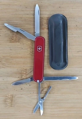 Multiherramienta Victorinox 74 mm Executive SAK inoxidable rojo retirado con funda  Foto 1 de 4
